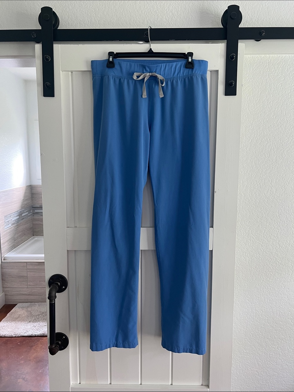 Women’s Figs scrub set: Catalina top medium and Livingston bottoms Medium tall